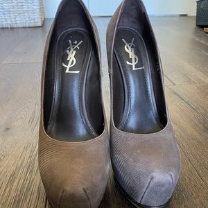 Beautiful YSL PUMPS!